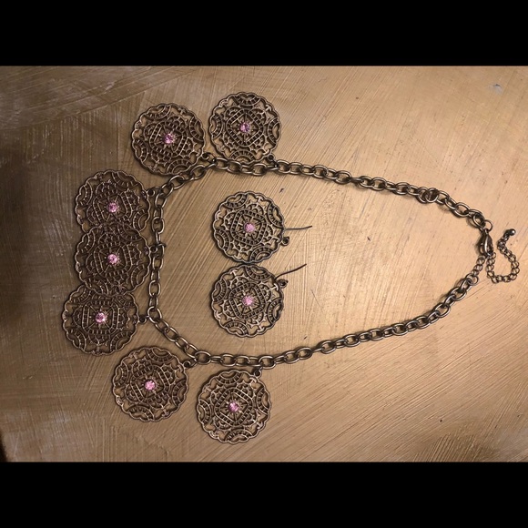 Necklace and Earrings with pink gem in the middle - Picture 2 of 3